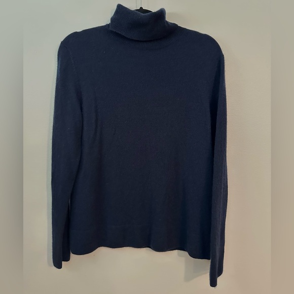 Neiman Marcus 100% Cashmere Turtleneck
Long Sleeve Sweater Large - Picture 4 of 9